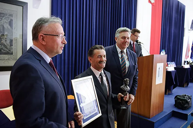 Mężczyźni w garniturach