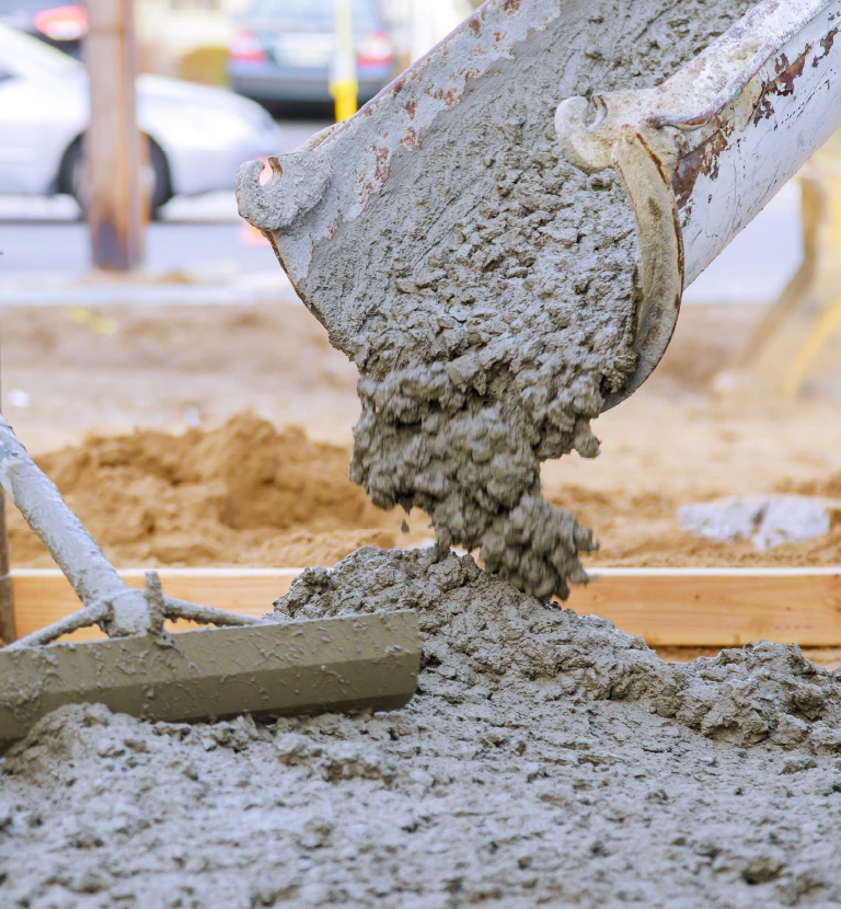 Wylewanie posadzki betonowej na&nbsp;budowie