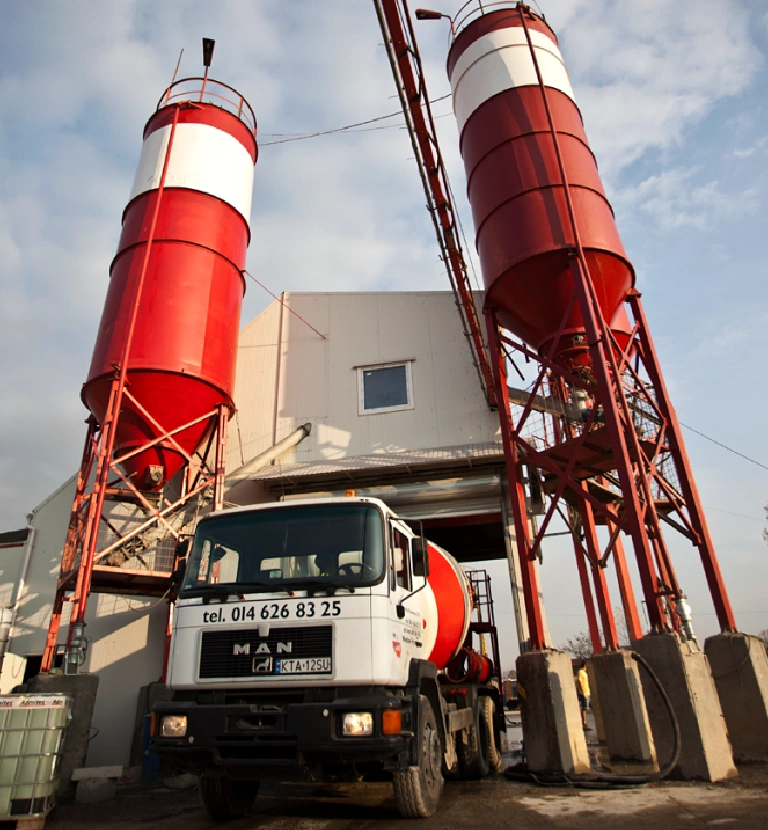 Zdjęcie samochodu budowlanego na&nbsp;tle fabryki