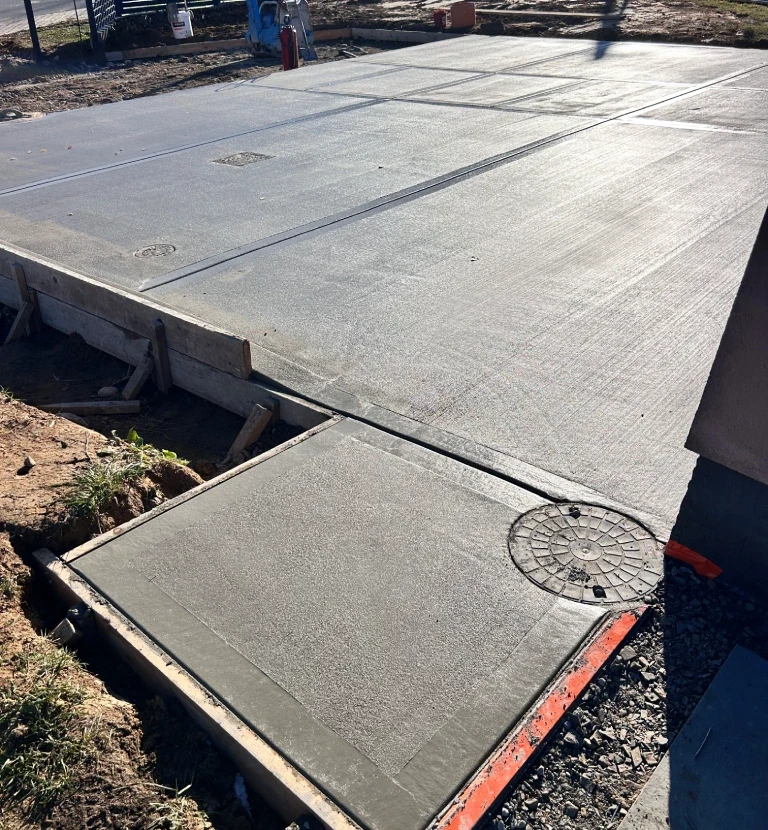 świeżo wylana nawierzchnia betonowa