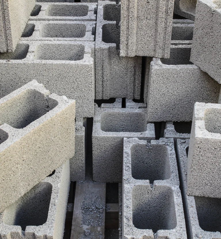 Ułożone pustaki budowalne