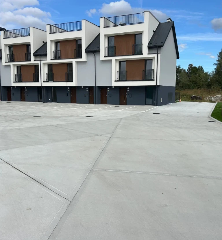 Podjazd betonowy pod&nbsp;blokiem